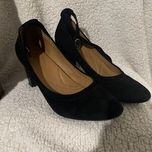 Velvet black shoes